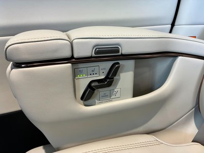 2025 Lexus LM — миниатюра 30