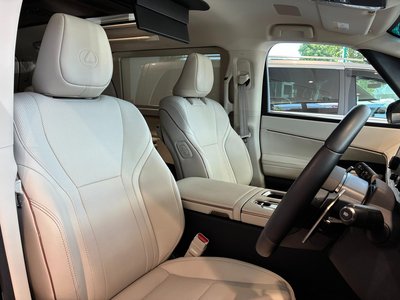 صورة 6 لـ 2025 Lexus LM