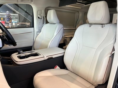 2025 Lexus LM — миниатюра 25