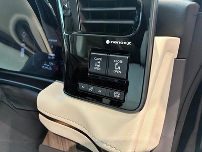 2025 Lexus LM — миниатюра 44