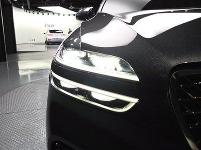 صورة 9 لـ 2023 Genesis GV70