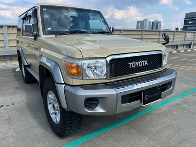 TOYOTA LAND CRUISER 70 - 1