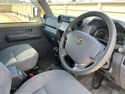 TOYOTA LAND CRUISER 70 - 9