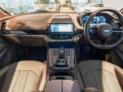 2026 Aston Martin DBX 照片 2