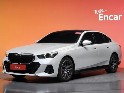 2025 BMW 5 SERIES 照片 1