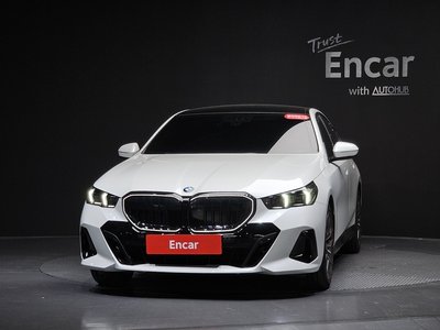 2025 BMW 5 SERIES 照片 2