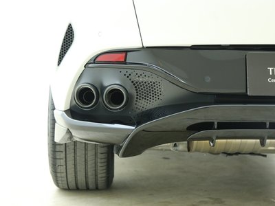 ASTON MARTIN DBX - 10