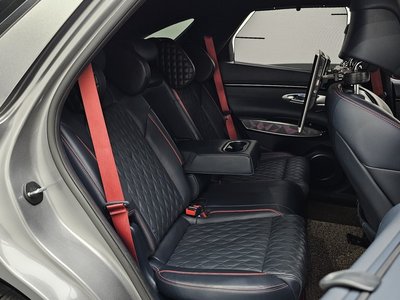 2021 Genesis GV70 — миниатюра 18