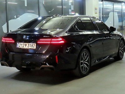 2023 BMW 5 SERIES — фото 3