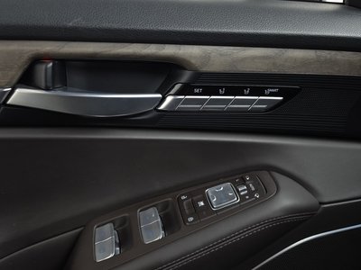 2020 Genesis G90 thumbnail 35