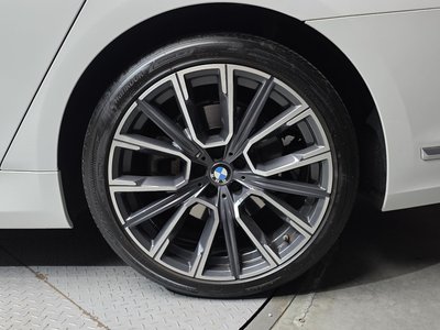 BMW 7 SERIES - 8