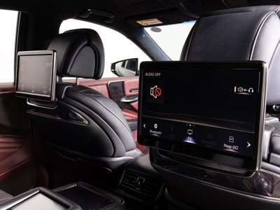 2019 LEXUS LS photo 4