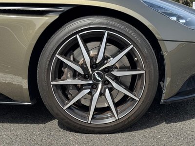 ASTON MARTIN DB11 - 5