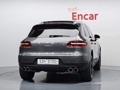PORSCHE MACAN - 4