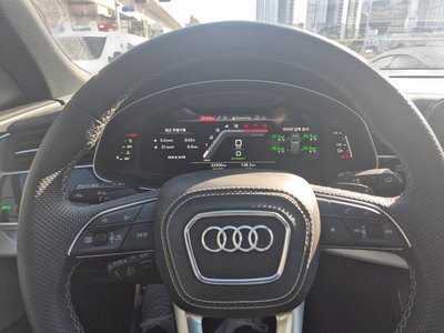 AUDI Q8 - 4