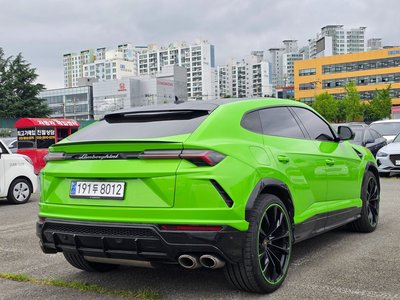 LAMBORGHINI URUS - 4