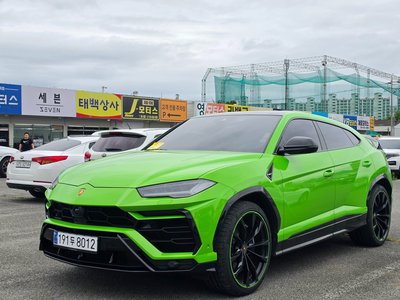 LAMBORGHINI URUS - 1