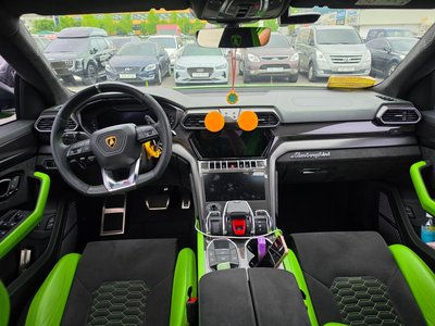 LAMBORGHINI URUS - 5