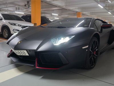 LAMBORGHINI AVENTADOR