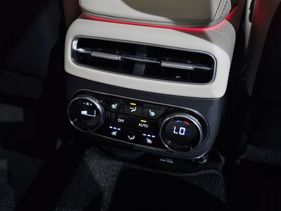 2023 Genesis GV70 thumbnail 37