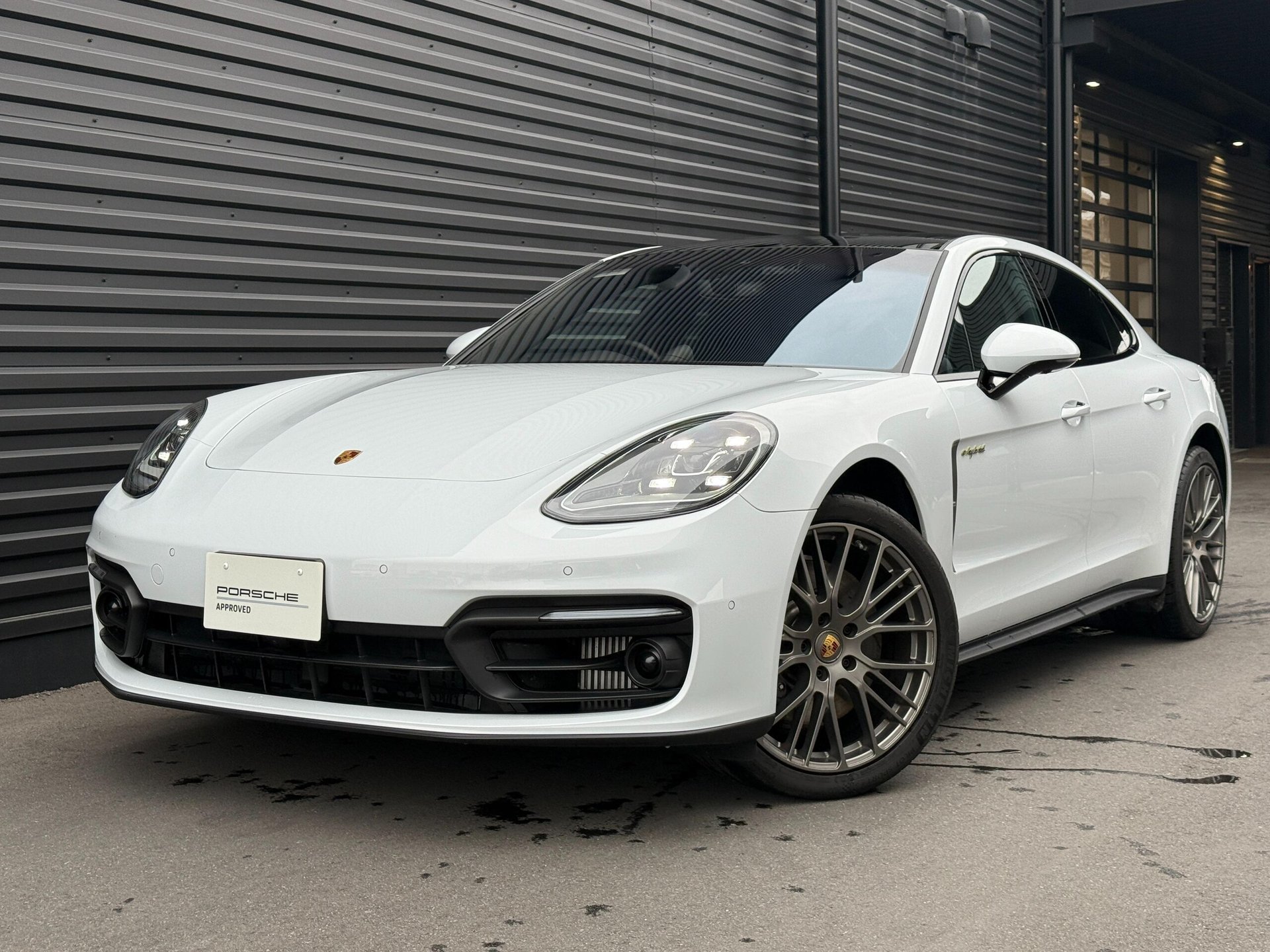 PORSCHE PANAMERA - View 1