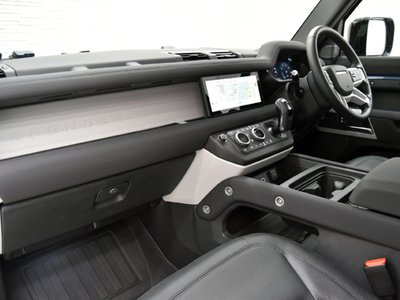 LAND ROVER DEFENDER - 8