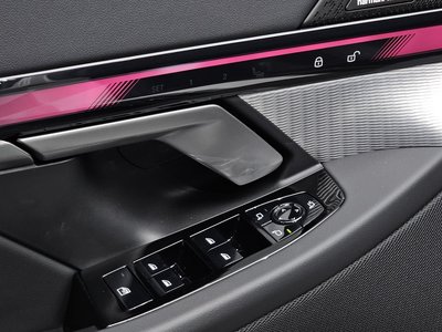 2025 BMW 5 SERIES — миниатюра 25