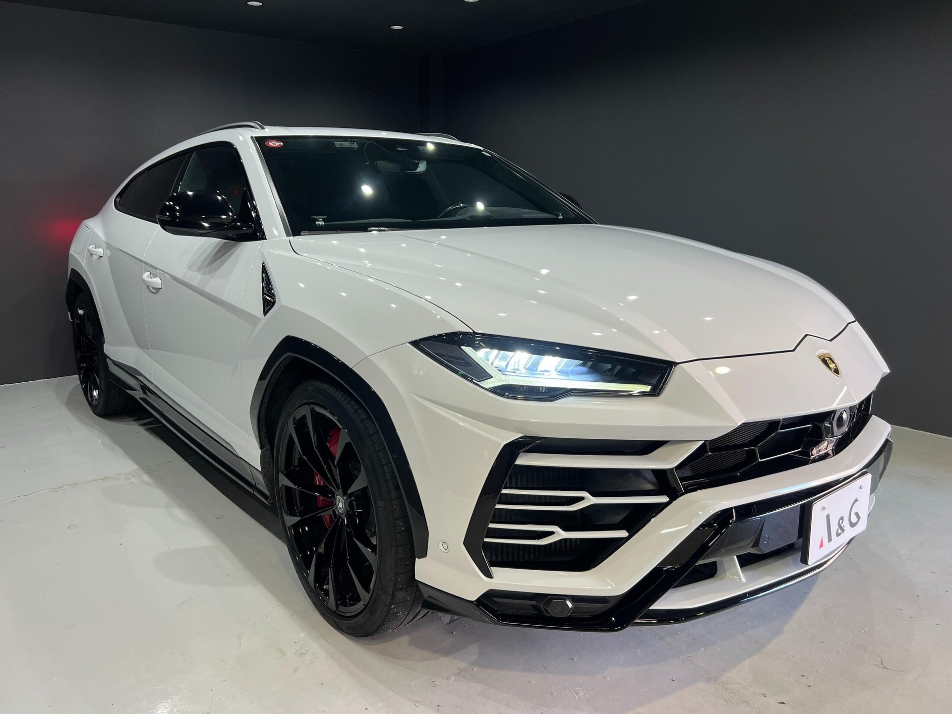LAMBORGHINI URUS - View 1