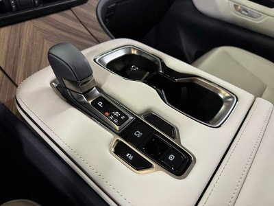 صورة 10 لـ 2025 Lexus LM