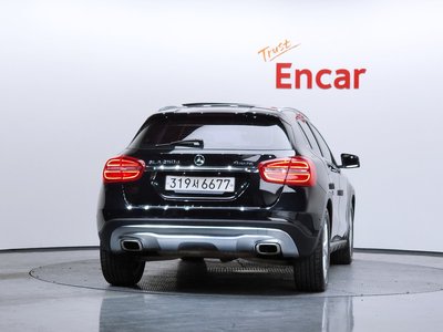 MERCEDES-BENZ GLA - 4