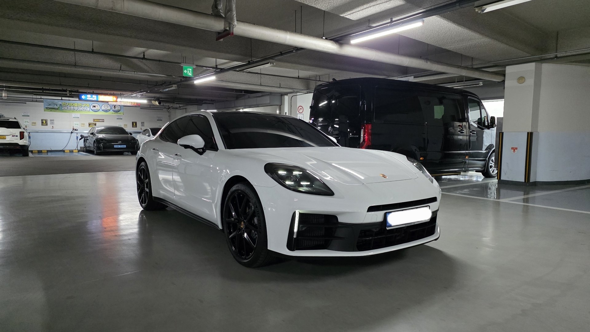 PORSCHE PANAMERA - View 1