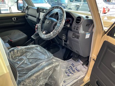 TOYOTA LAND CRUISER 70 - 9