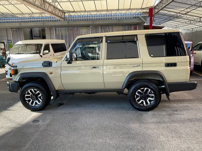 TOYOTA LAND CRUISER 70 - 5