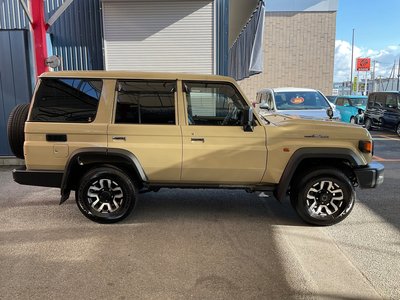 TOYOTA LAND CRUISER 70 - 4