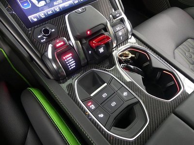 LAMBORGHINI URUS - 9