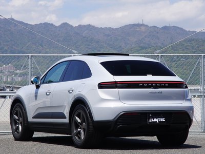 PORSCHE MACAN - 8