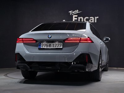 2025 BMW 5 SERIES — фото 3