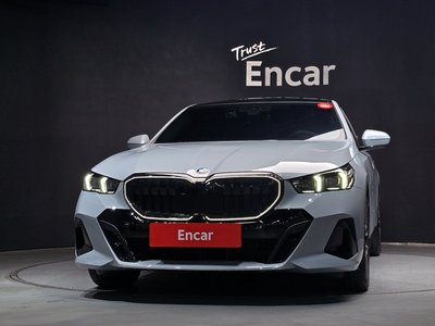 2025 BMW 5 SERIES — фото 2