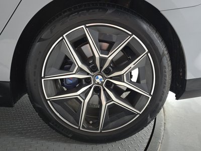 2025 BMW 5 SERIES — фото 8