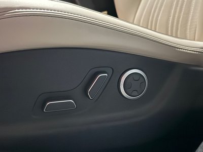 2025 Genesis GV70 thumbnail 17