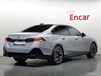 2025 BMW 5 SERIES photo 3