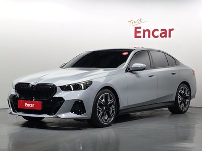 2025 BMW 5 SERIES photo 1