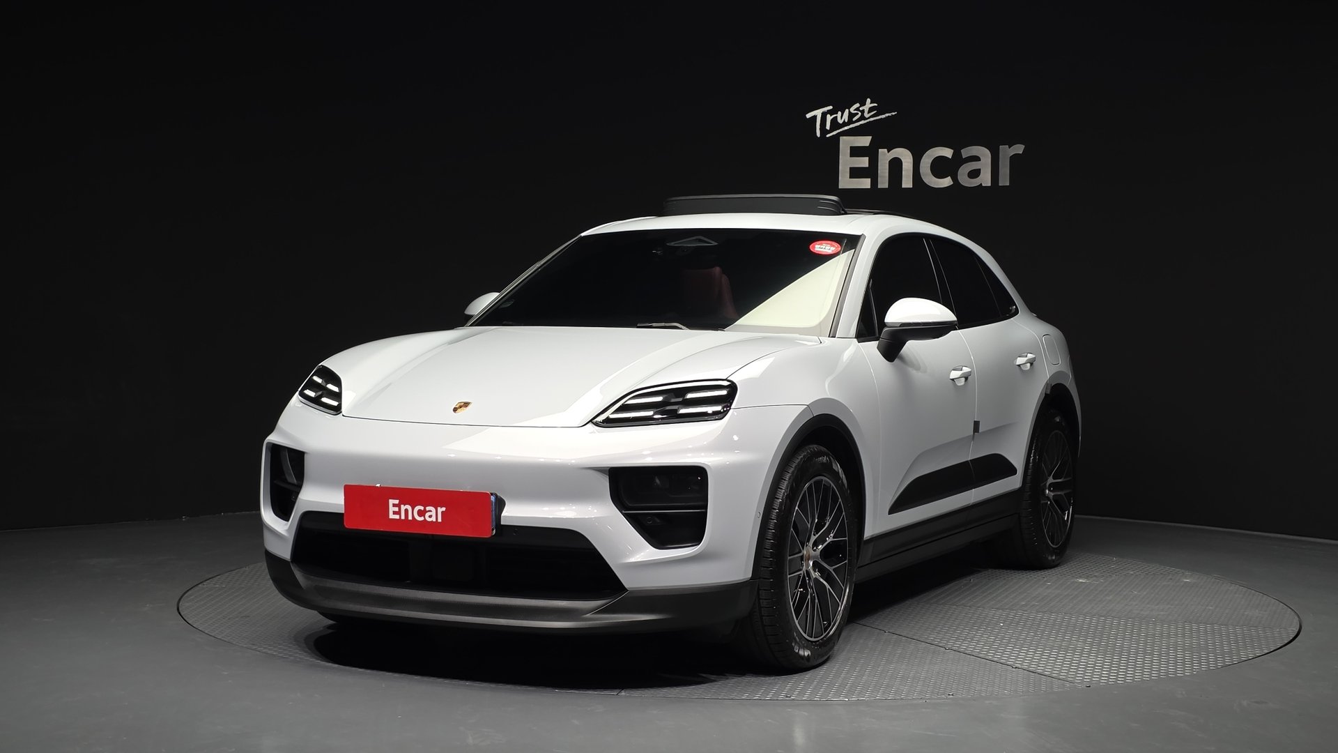 PORSCHE MACAN - View 1