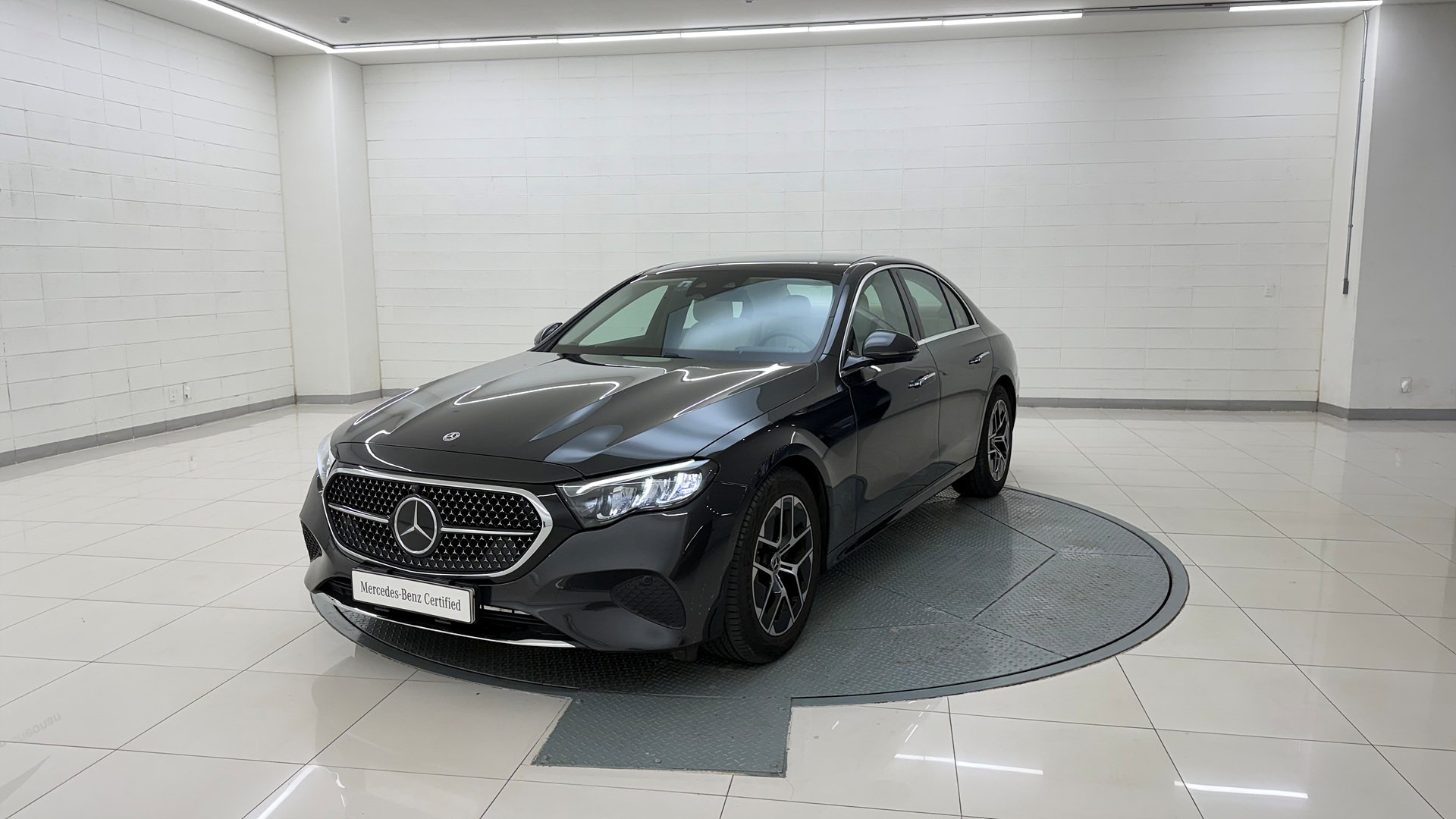 MERCEDES-BENZ E-CLASS - View 1