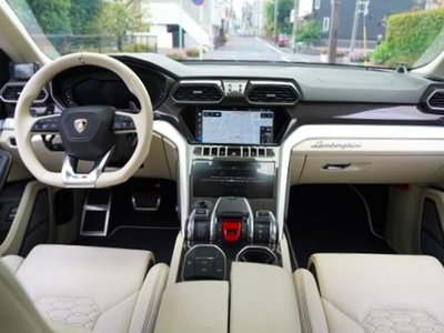 LAMBORGHINI URUS - 6