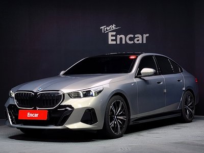 2025 BMW 5 SERIES — фото 1