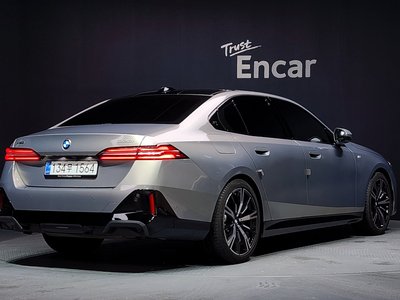 2025 BMW 5 SERIES — фото 3
