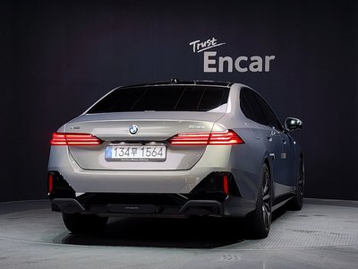 2025 BMW 5 SERIES — фото 4