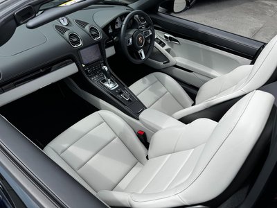 صورة 8 لـ 2023 Porsche 718