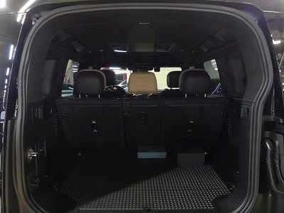 LAND ROVER DEFENDER - 10